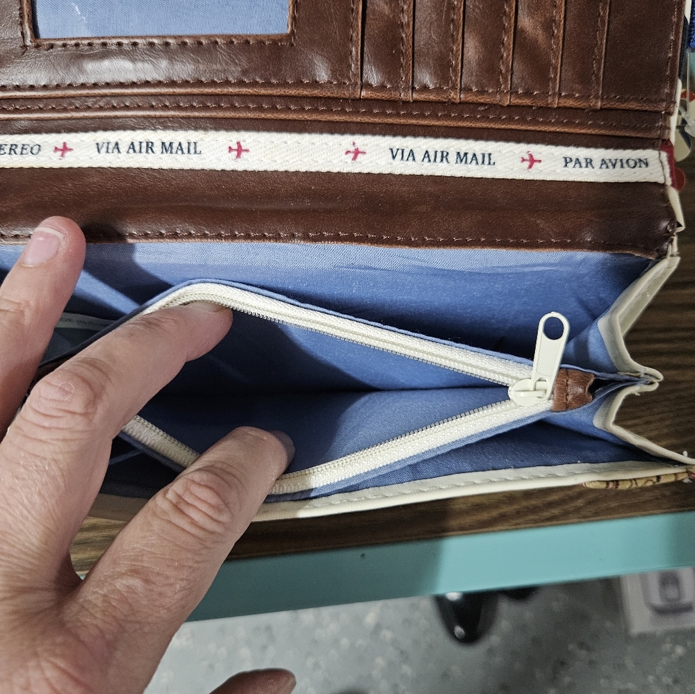 Paper Plane Wallet - Picture 6 of 9